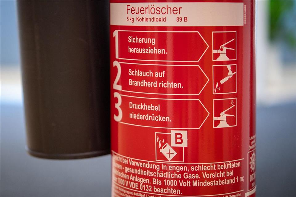 Vor dem Einsatz eines Feuerlöschers immer auf die Brandklasse achten: Für Brände von flüssigen Stoffen wie Benzin, Öl, Alkohol, Lacken, Farben und bestimmten Kunststoffen ist etwa Brandklasse B geeignet. picture alliance/dpa/dpa-tmn