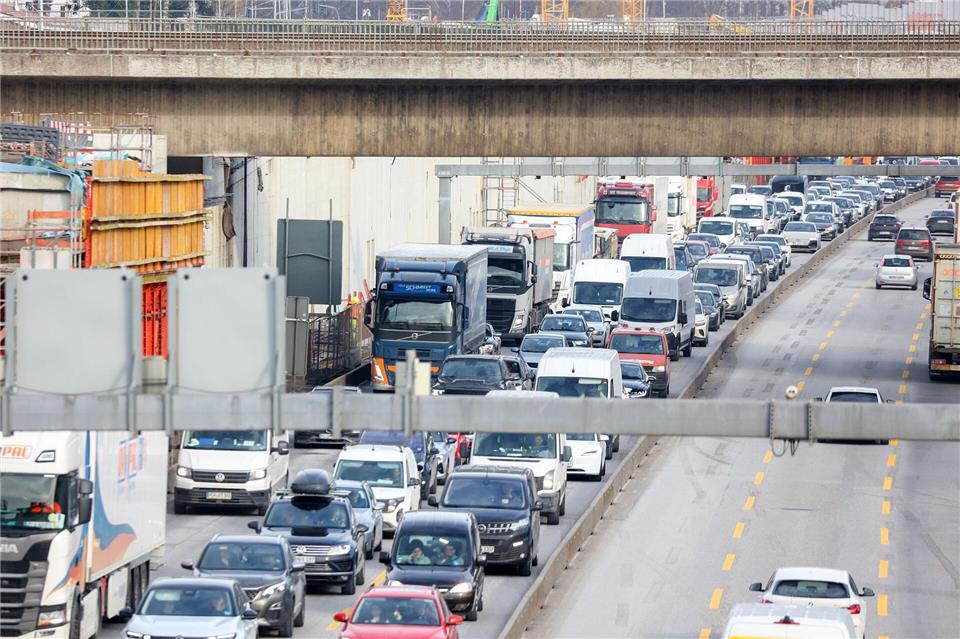 Vor dem Elbtunnel stockt der Verkehr. Bodo Marks/dpa