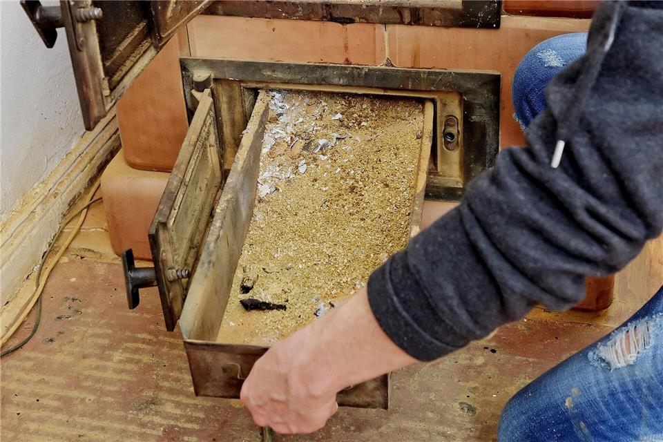 Vor dem Entsorgen muss die Asche vollständig erkaltet sein: Glutnester können noch Tage später Brände verursachen.Monique Wüstenhagen/dpa-tmn