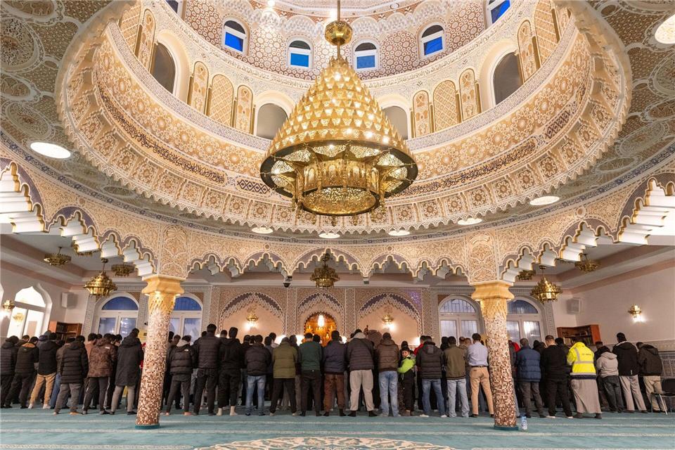 Vor dem Fastenbrechen kommen viele Muslime in der Abu Bakr Moschee zum Abendgebet zusammen.Boris Roessler/dpa