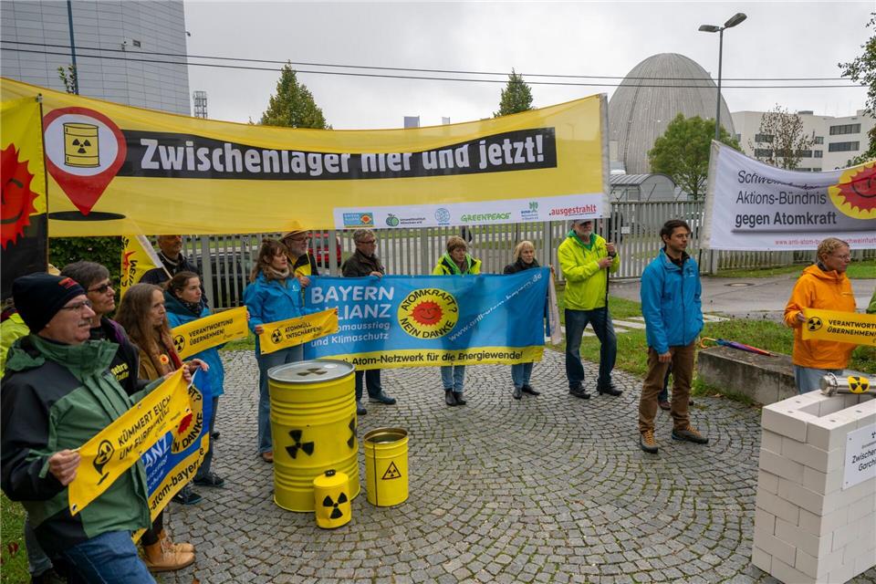 Vor dem Forschungsreaktor in Garching kam es zu der Protestaktion.Peter Kneffel/dpa