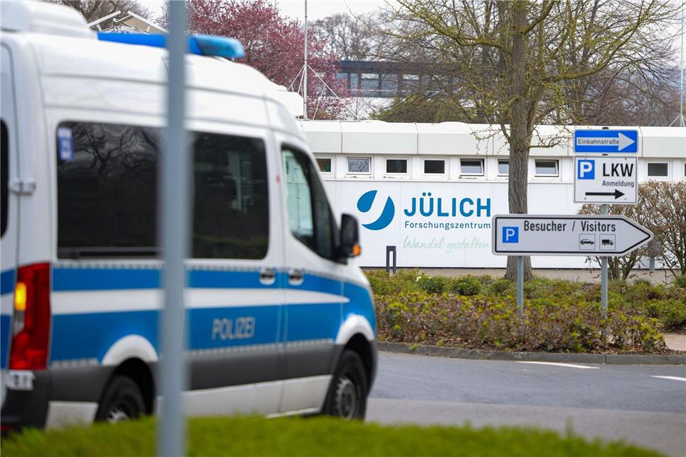 Vor dem Forschungszentrum in Jülich trafen am Vormittag zahlreiche Einsatzwagen der Polizei ein.Christoph Reichwein/dpa