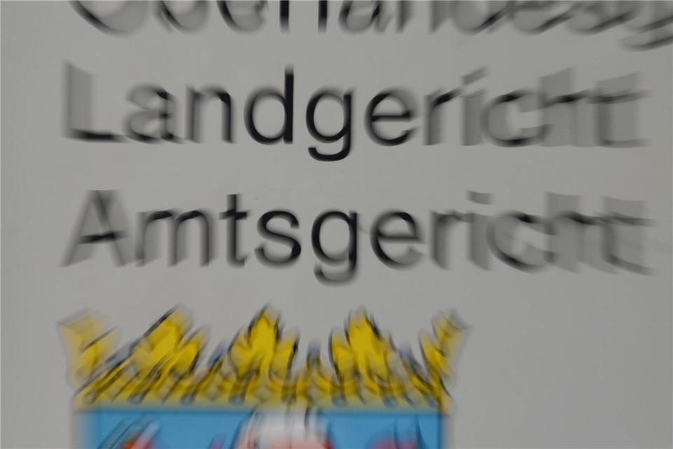 Vor dem Frankfurter Landgericht neigt sich ein Prozess gegen einen Bundespolizisten, der seine Freundin erschossen haben soll, dem Ende entgegen. (Symbolbild)Arne Dedert/dpa