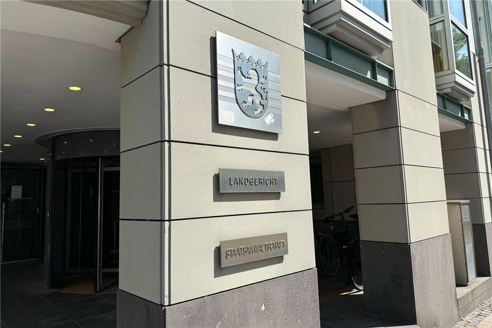 Vor dem Fuldaer Landgericht wird das Hauptverfahren gegen einen Richter wegen des Verdachts dersexuellen Belästigung in Tateinheit mit Nötigung eröffnet. (Archivbild) Michael Bauer/dpa