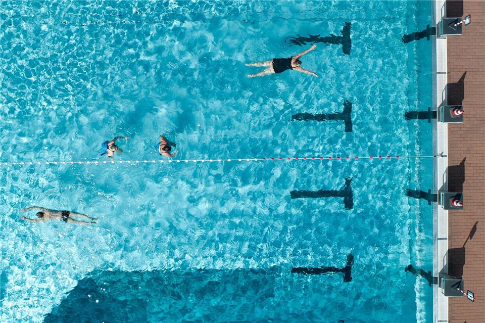 Vor dem Gang ins Wasser gilt: Abkühlen, abkühlen, abkühlen. (Symbolbild)Thomas Frey/dpa