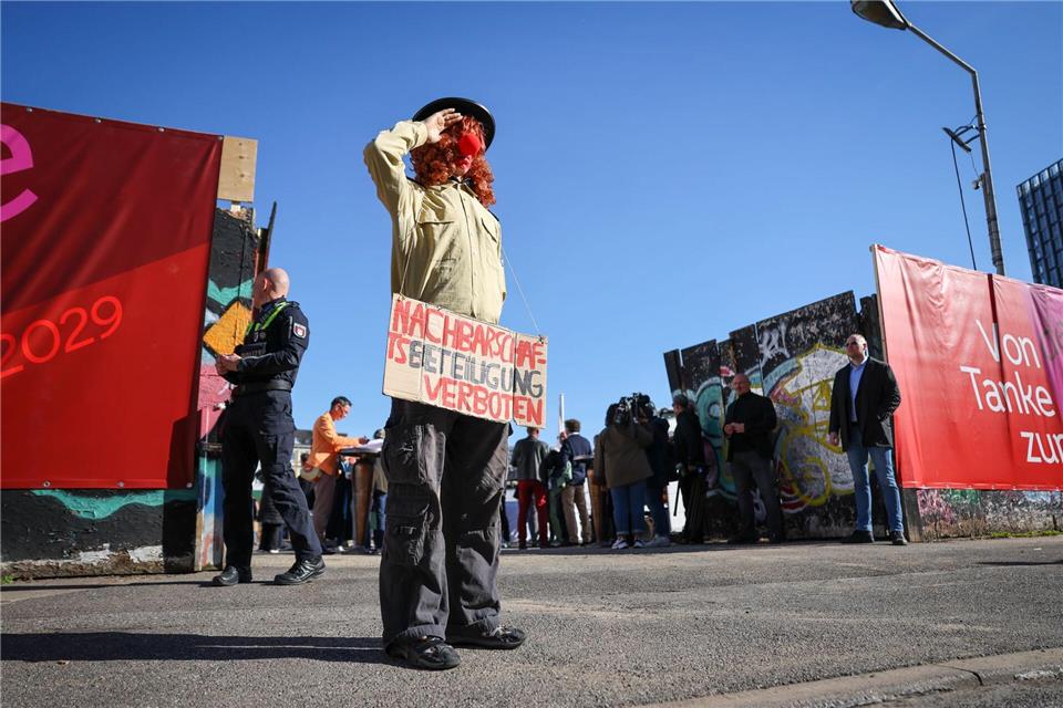 Vor dem Gelände protestierten Demonstranten.Christian Charisius/dpa
