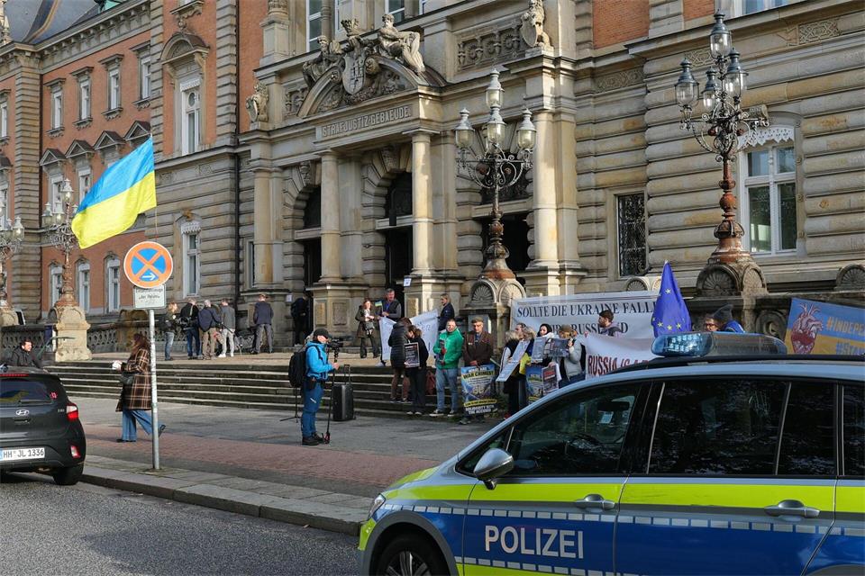 Vor dem Gericht fanden sich auch Demonstranten ein.Markus Scholz/dpa