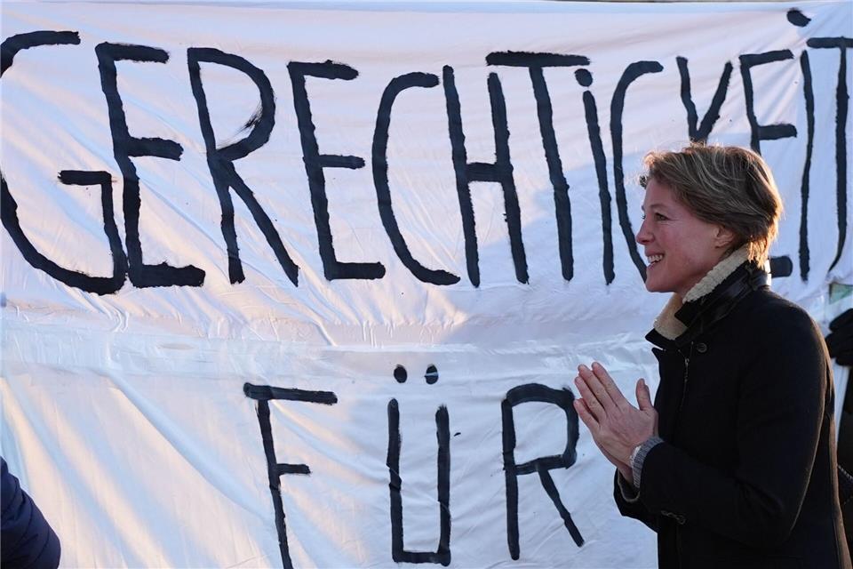 Vor dem Gericht stehen Unterstützer der Angeklagten.Marcus Brandt/dpa