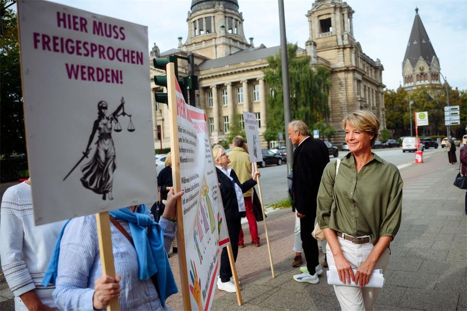 Vor dem Gericht versammeln sich regelmäßig Unterstützer von Christina Block.Gregor Fischer/dpa