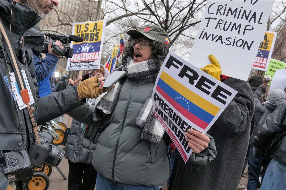 Vor dem Gerichtsgebäude solidarisierten sich viele Unterstützer mit Maduro. Milo Hess/ZUMA Press Wire/dpa