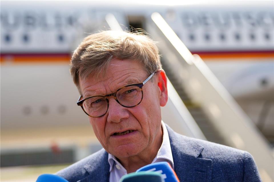 Vor dem Gespräch des ukrainischen Präsidenten Wolodymyr Selenskyj mit US-Präsident Donald Trump äußerte sich Außenminister Johann Wadephul im Podcast „Table.Today“ skeptisch zu einer Entsendung deutscher Soldaten in die Ukraine.Soeren Stache/dpa