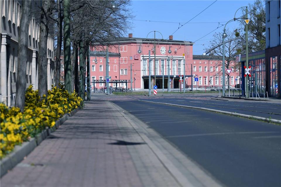 Vor dem Hauptbahnhof Dessau wurden eine 20-Jährige und ein 23-Jähriger angegriffen. (Symbolbild)Hendrik Schmidt/dpa-Zentralbild/dpa