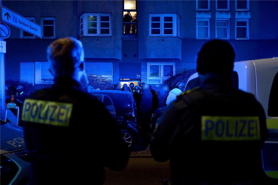 Vor dem Haus der Toten versammelte sich laut Polizei eine größere Menschenmenge. Michael Ukas/dpa
