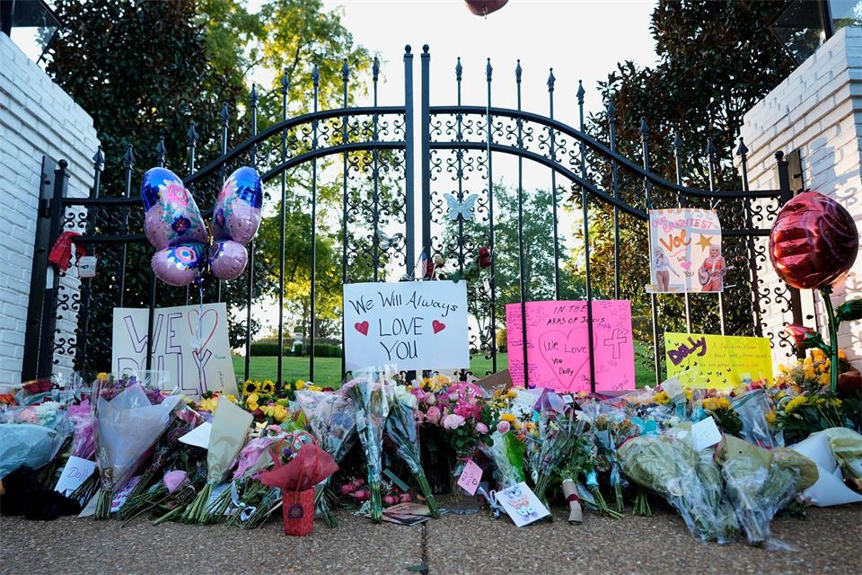 Vor dem Haus von Dolly Parton wurde eine provisorische Gedenkstätte zu ihren Ehren errichtet.George Walker IV/AP/dpa