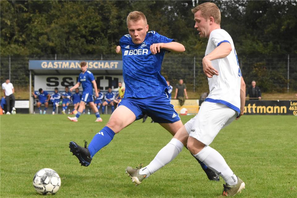 Vor dem Heimspiel gegen Ibbenbüren bangt der Landesligist Westfalia Gemen noch um den Einsatz des angeschlagenen Luca Blanke (rechts).