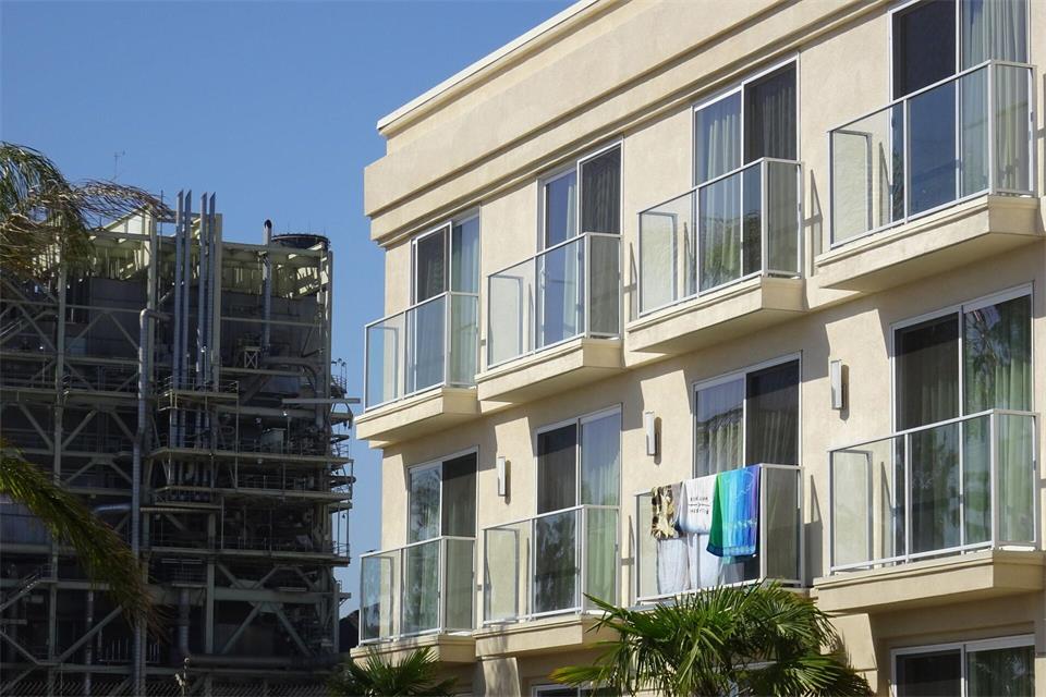 Vor dem Hotelbalkon wird gebaut? Das ist nicht gerade das, was man sich vom Urlaub erhofft.Andrea Warnecke/dpa-tmn