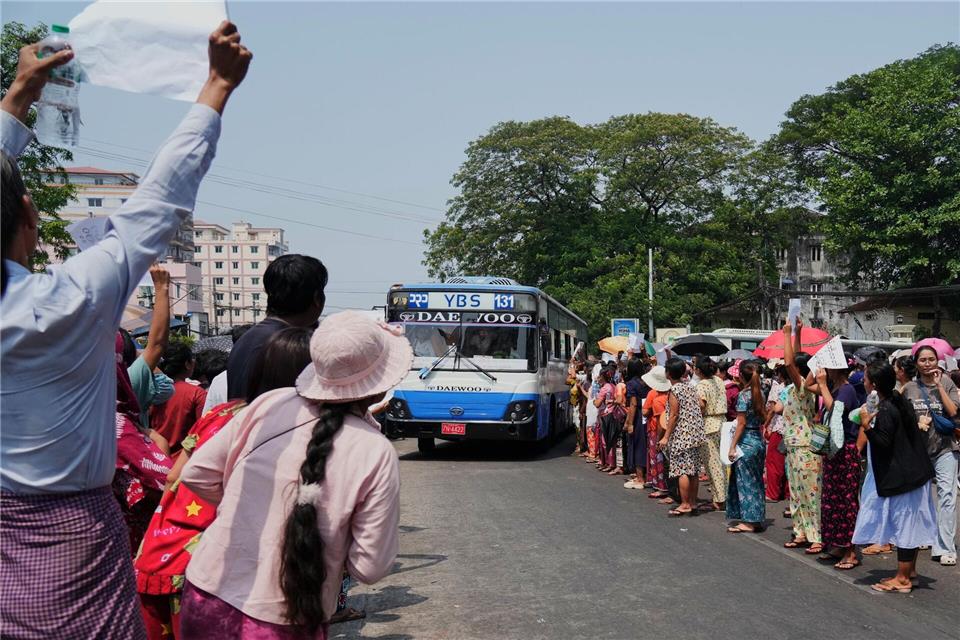 Vor dem  Insein-Gefängnis warteten zahlreiche Angehörige.Thein Zaw/AP/dpa