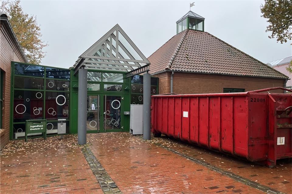 Vor dem Jugendhaus Erle steht ein Container. Der Rat hat sich mehrheitlich für die Nutzung des Jugendhauses für Flüchtlinge ausgesprochen.