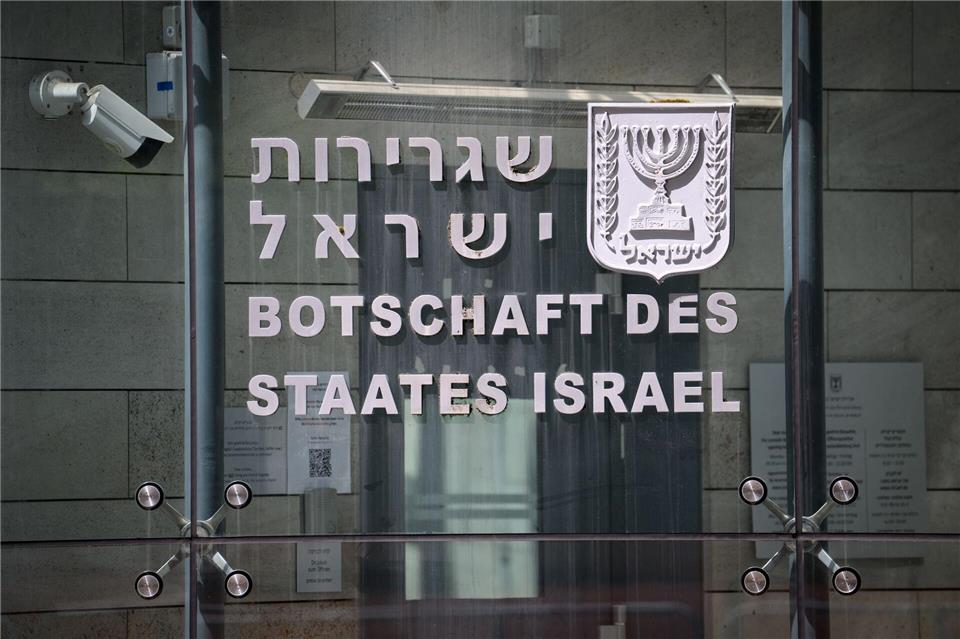 Vor dem Kammergericht beginnt ein Prozess gegen einen 19-Jährigen, der einen Anschlag auf die israelische Botschaft in Berlin geplant haben soll. (Archibvbild)Bernd von Jutrczenka/dpa