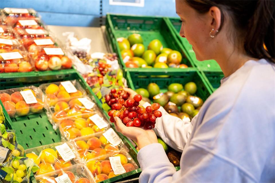 Vor dem Kauf mal probieren? Das dürfen Kundinnen und Kunden im Supermarkt nicht.Benjamin Nolte/dpa-tmn