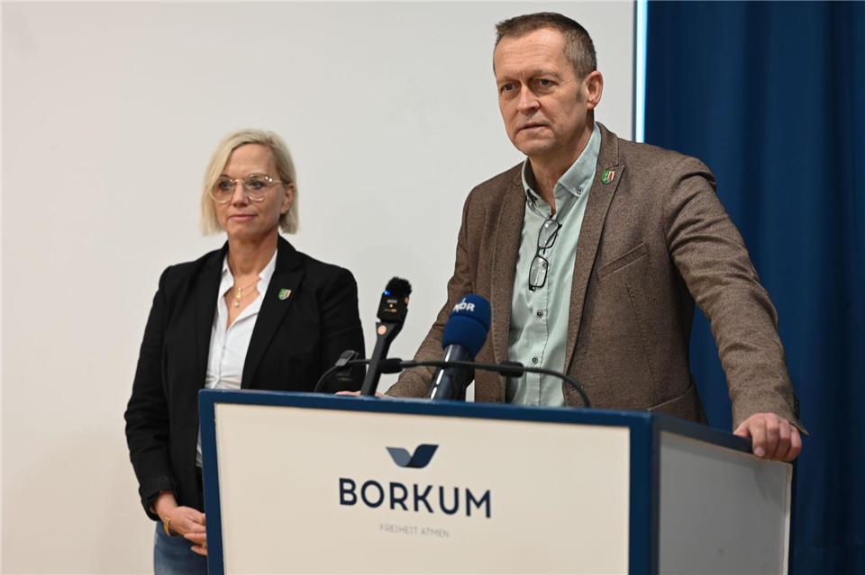 Vor dem Klaasohm-Fest auf Borkum stellen sich Bürgermeister Jürgen Akkermann (parteilos) und seine Stellvertreterin Melanie Helms (SPD) den Fragen der Presse. Lars Penning/dpa