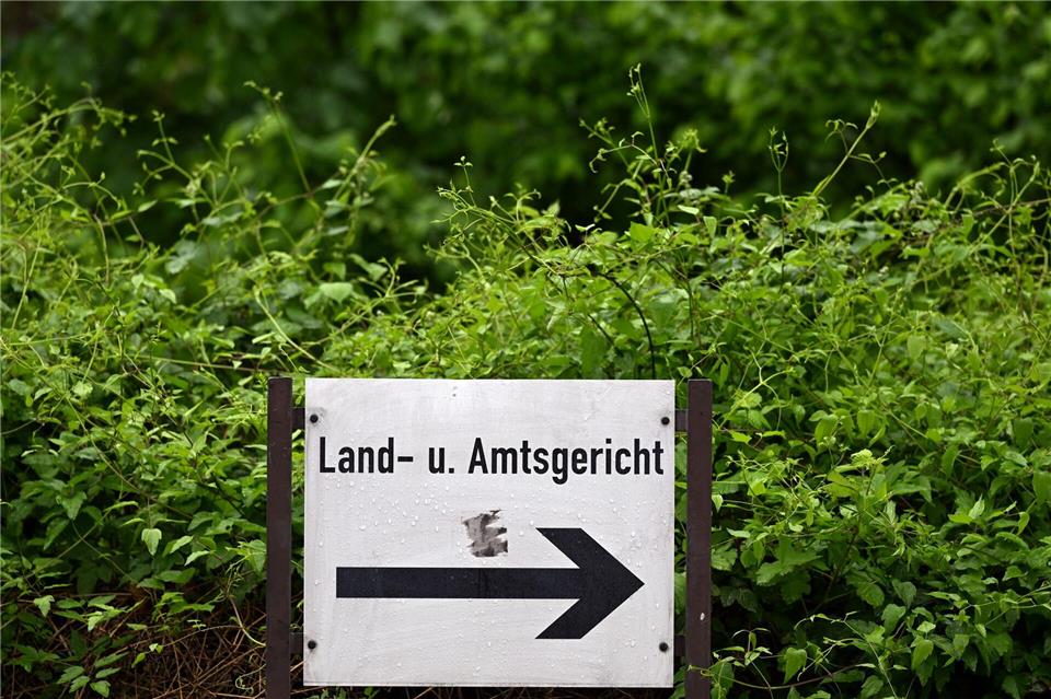Vor dem Kölner Amtsgericht müssen sich vier frühere Schlachthof-Mitarbeiter wegen Tierquälerei verantworten. (Symbolbild)Federico Gambarini/dpa
