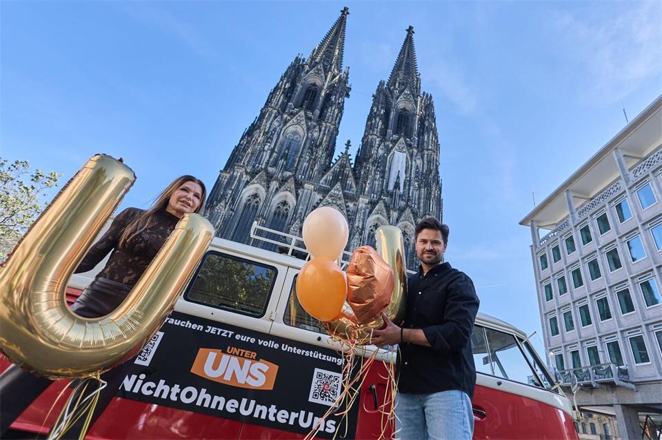 Vor dem Kölner Dom warb auch Serien-Star Tabea Heynig (links) für „Unter uns“.Rolf Vennenbernd/dpa