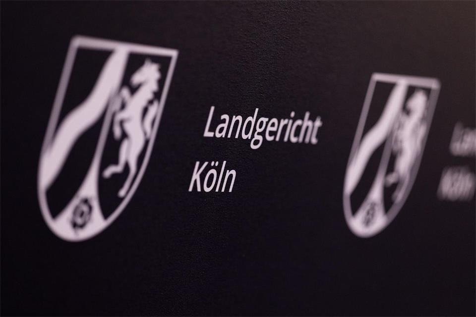 Vor dem Kölner Landgericht hat ein Angeklagter berichtet, einen Teil seiner geraubten Beute in einem Altkleider-Container entsorgt zu haben. (Archivbild)Rolf Vennenbernd/dpa