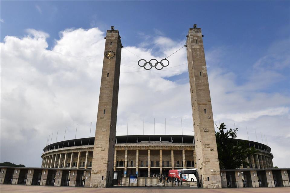 Vor dem Konzert der Foo Fighters kam im Olympiastadion in Berlin Besorgnis wegen schlechten Wetters auf. (Symbolbild) Jens Kalaene/dpa-Zentralbild/dpa