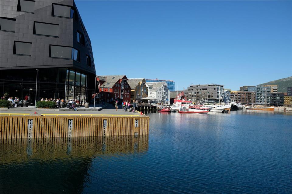Vor dem Kystens Mathus speist man direkt am Hafenbecken in Tromsø.Florian Sanktjohanser/dpa-tmn