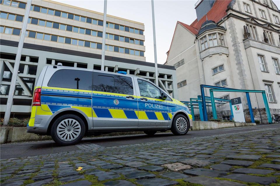 Vor dem Landgericht Bielefeld steht ein Polizeifahrzeug. Hier beginnt ein Prozess um Betrug und Bestechung in der Bauwirtschaft. (Archivfoto)Friso Gentsch/dpa