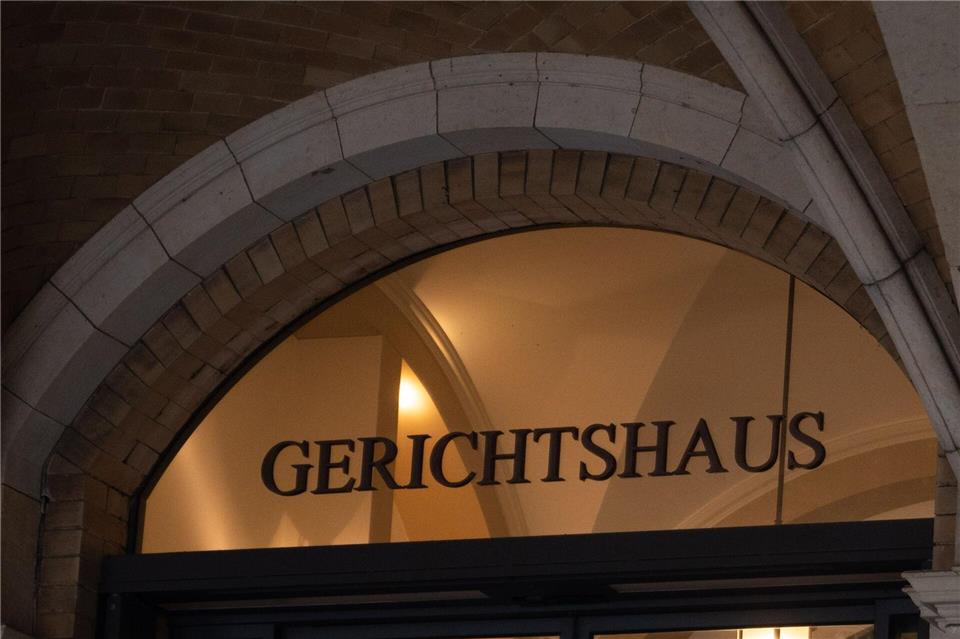 Vor dem Landgericht Bremen ist ein 45-Jähriger verurteilt worden - wegen schwerer Misshandlung von Schutzbefohlenen, Freiheitsberaubung und gefährlicher Körperverletzung. Alicia Windzio/dpa