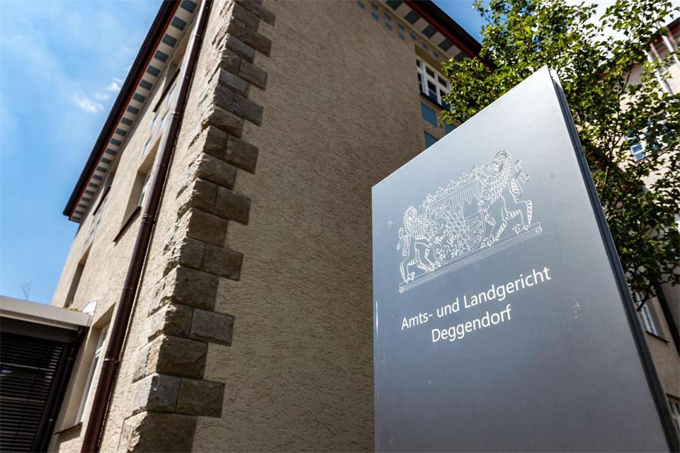 Vor dem Landgericht Deggendorf begann der Dreifachmordprozess. (Archivbild)Armin Weigel/dpa
