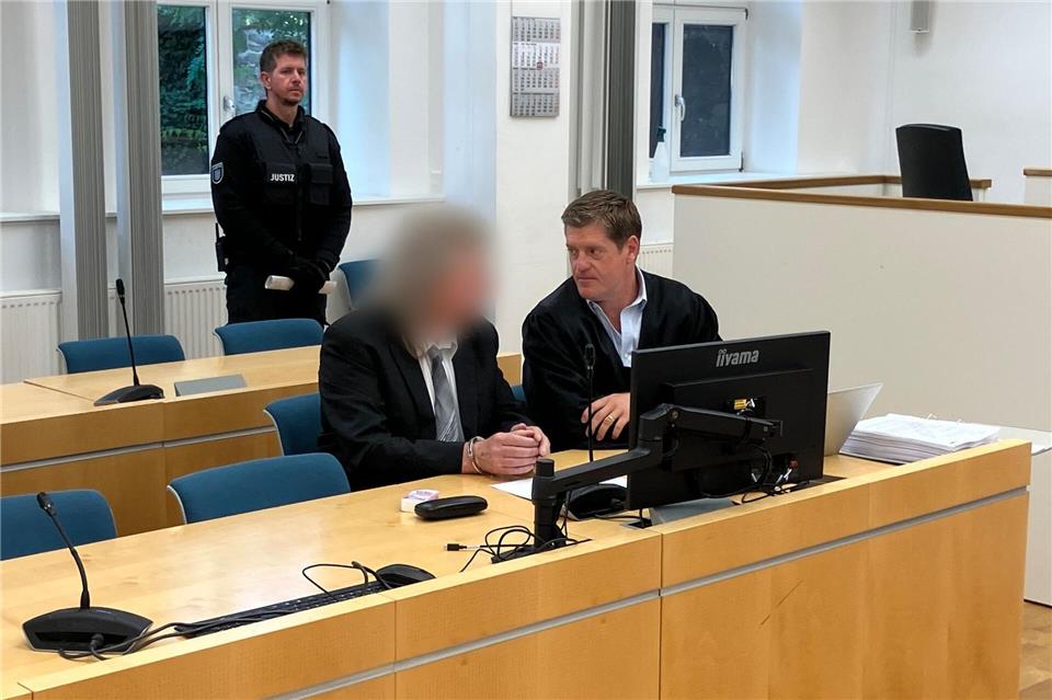 Vor dem Landgericht Erfurt hat der Angeklagte über seinen Verteidiger alle Tatvorwürfe zurückgewiesen und die Geschehnisse als Unfall dargestellt.Annett Gehler/dpa