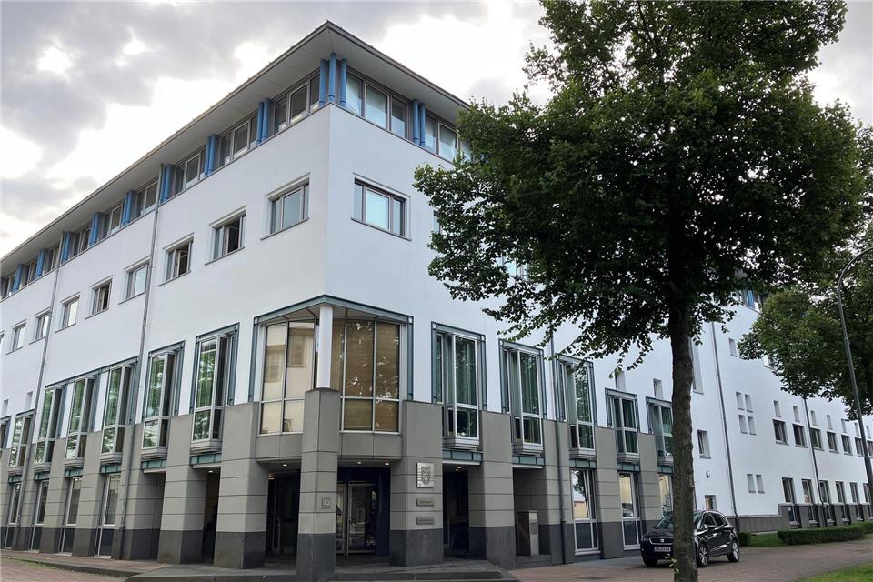 Vor dem Landgericht Fulda  hat ein Prozess gegen einen Richter begonnen, der eine Kollegin am Arbeitsplatz sexuell belästigt und bedroht haben soll. (Archivbild)Michael Bauer/dpa