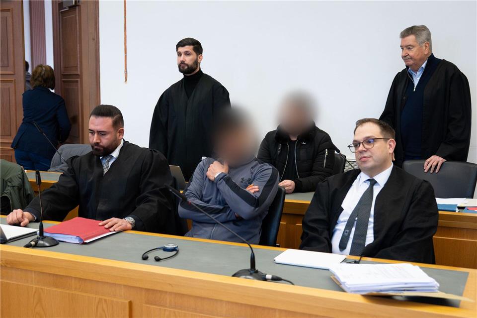 Vor dem Landgericht Gießen hat der Prozess gegen zwei Brüder wegen der tödlichen Schüsse von Bad Nauheim begonnen. Florian Wiegand/dpa