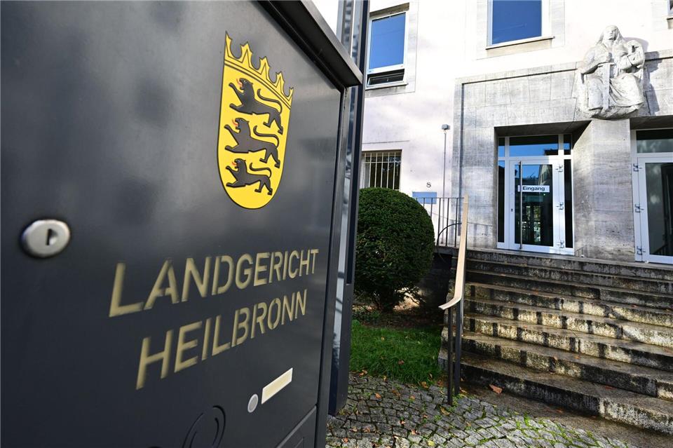 Vor dem Landgericht Heilbronn musste sich ein Mann verantworten, der seine Ehefrau mit einem Küchenmesser getötet haben soll. (Symbolbild)Bernd Wei�brod/dpa