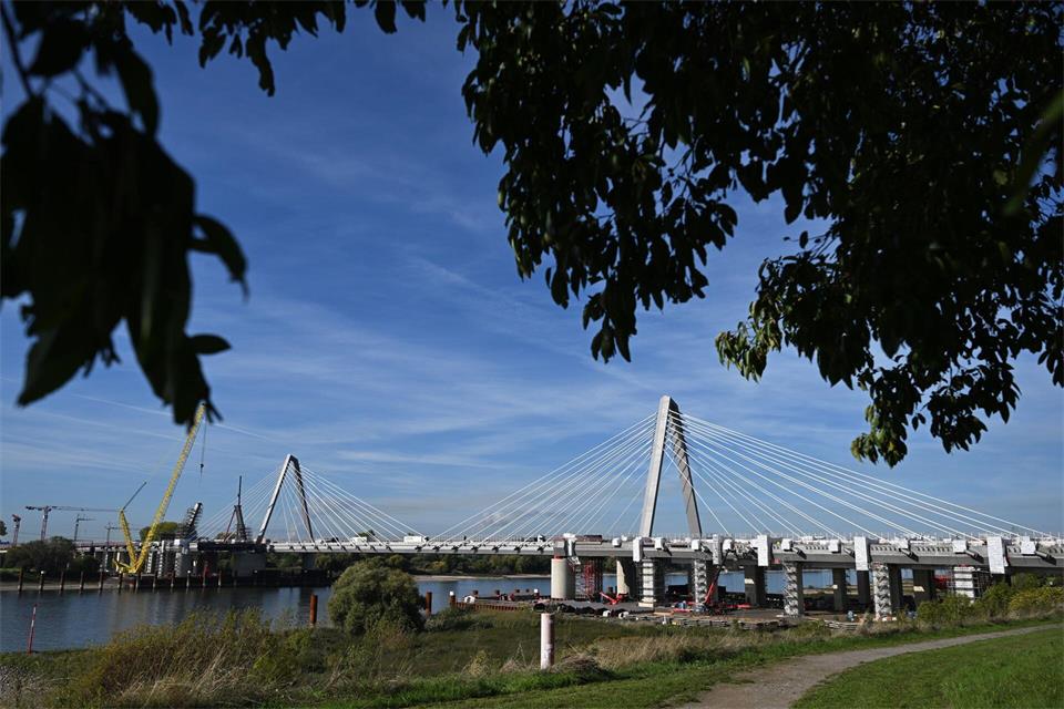 Vor dem Landgericht Köln geht es um den Bau der Leverkusener Rheinbrücke - ein Bauunternehmen und die Autobahn GmbH haben sich mit Klagen überzogen. Federico Gambarini/dpa