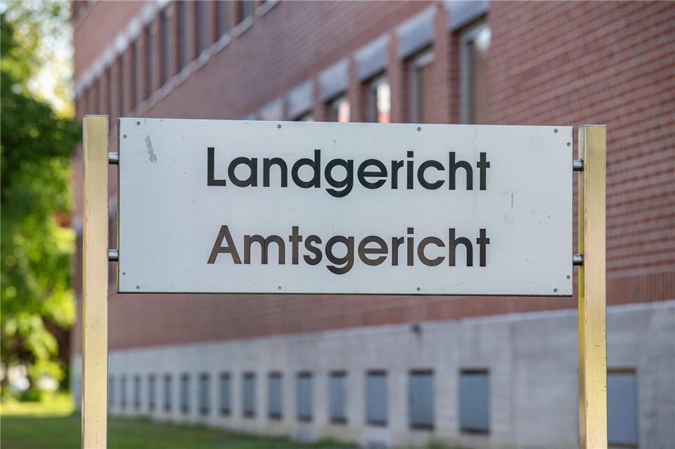 Vor dem Landgericht Landshut beginnt ein Prozess gegen einen Mann, der seine Frau im Beisein der gemeinsamen Kinder angegriffen und dann erstochen haben soll. (Symbolbild)Armin Weigel/dpa