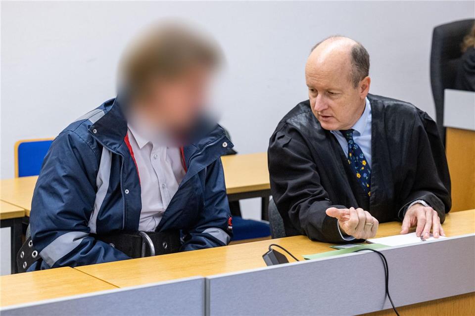 Vor dem Landgericht Landshut geht der Prozess gegen einen Mann zu Ende, der laut Anklage eine Pizzabotin zu erstechen versucht hat. (Archivbild)Armin Weigel/dpa