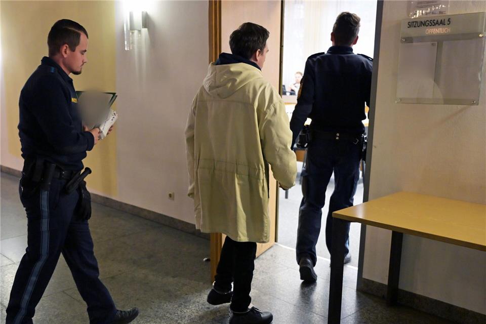 Vor dem Landgericht Landshut ist ein Pfleger angeklagt. Er soll eine Seniorin ermordet haben.Malin Wunderlich/dpa