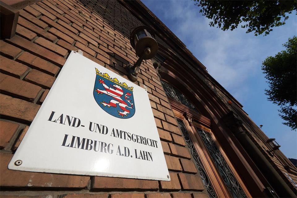 Vor dem Landgericht Limburg hat ein nicht alltäglicher Prozess gegen einen Juristen mit Doktortitel begonnen. (Archivbild) Thomas Frey/dpa