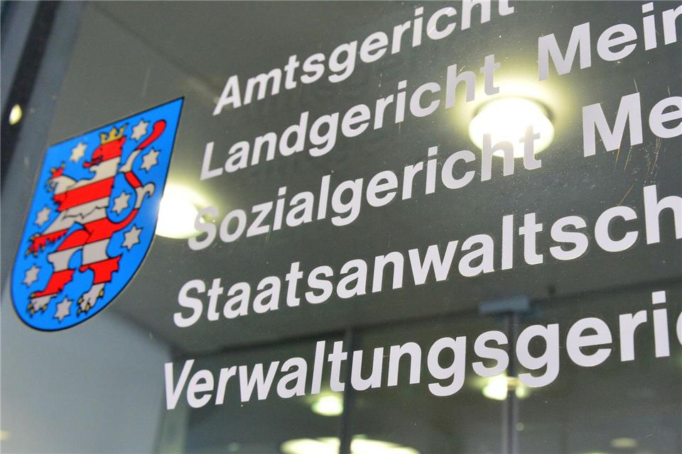 Vor dem Landgericht Meiningen muss sich ein 45-Jähriger verantwortet, der laut Staatsanwaltschaft im Juli 2023 seine Mutter mit einem Kabelbinder erdrosselt haben soll. (Archivbild)Martin Schutt/dpa-Zentralbild/dpa