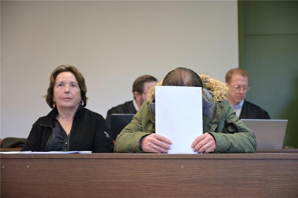 Vor dem Landgericht München ist ein 60-Jähriger (r.) unter anderem wegen schweren Bandendiebstahls von teuren Uhren und Gold angeklagt.Malin Wunderlich/dpa