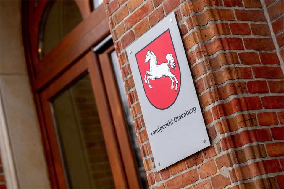 Vor dem Landgericht Oldenburg hat ein Sicherungsverfahrens begonnen - nach dem Angriff auf einen Polizisten. (Archivbild)Hauke-Christian Dittrich/dpa