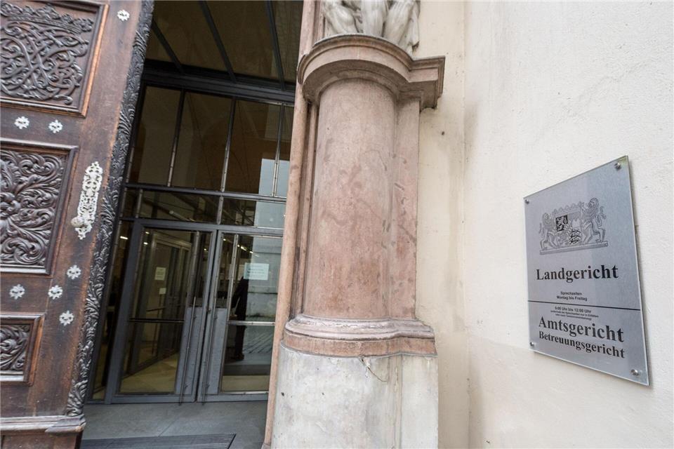 Vor dem Landgericht Passau sind die Plädoyers im Verfahren gegen einen Mann gehalten worden, der seine Frau und seine Tochter angefahren hat. (Symbolbild)Armin Weigel/dpa