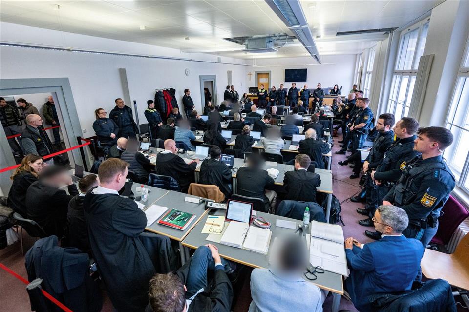 Vor dem Landgericht Regensburg ist das Mammutverfahren mit ursprünglich elf Beschuldigten nach ziemlich genau einem Jahr zu Ende gegangen. (Archivbild)Armin Weigel/dpa