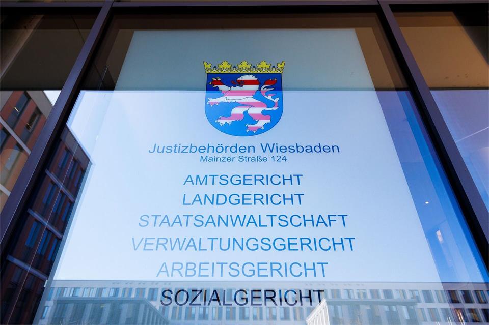 Vor dem Landgericht Wiesbaden steht ein mutmaßlicher Betrüger, den die Polizei mit mehr als 240.000 Euro in einer Tüte festgenommen hat. (Symbolbild)Lando Hass/dpa