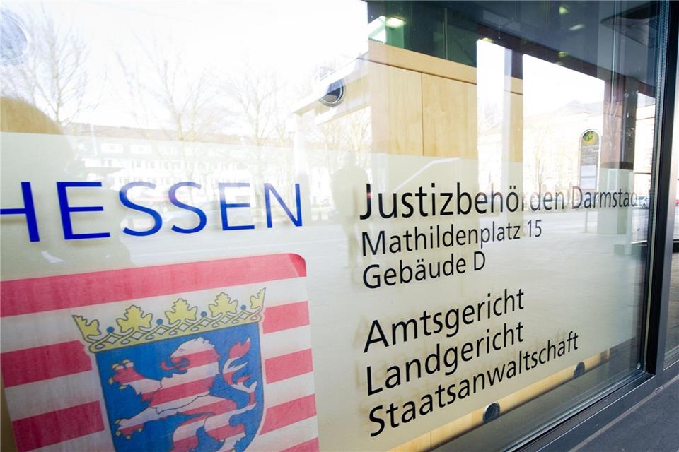 Vor dem Landgericht bestreitet der Angeklagte, seinen 81-jährigen Zimmerwirt in Biblis angegriffen zu haben. (Symbolfoto)Christoph Schmidt/dpa