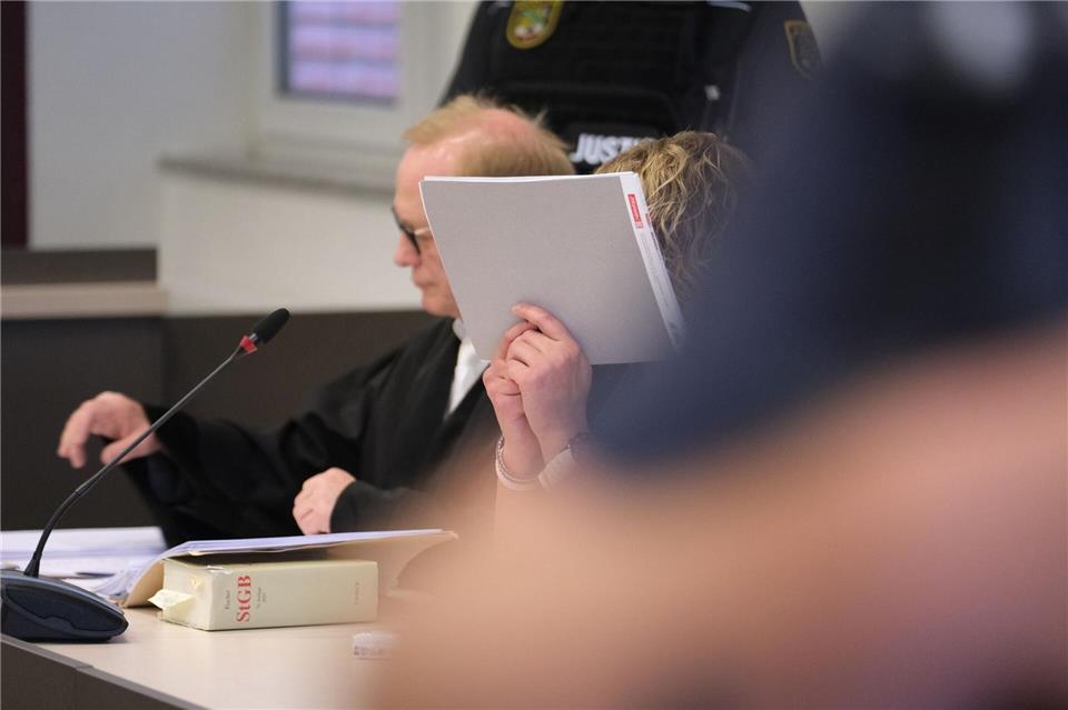 Vor dem Landgericht in Dessau-Roßlau ist eine Zwillingsmutter nach dem Tod ihrer Kinder verurteilt worden. (Archivbild)Sebastian Willnow/dpa